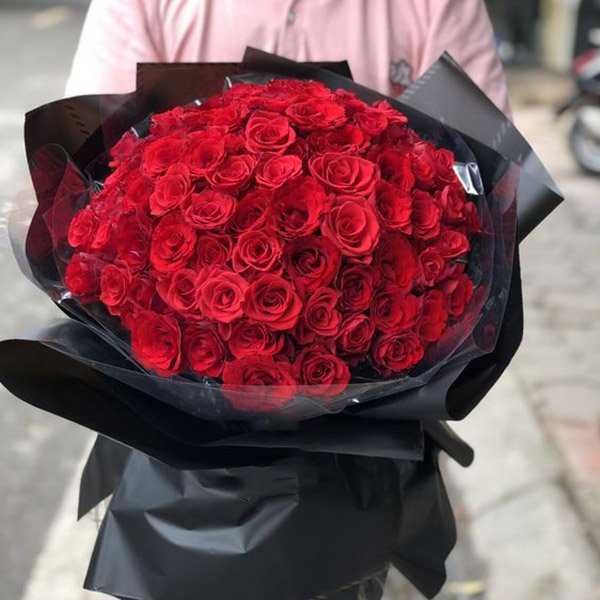 Send 50 Roses Bouquet to Karachi